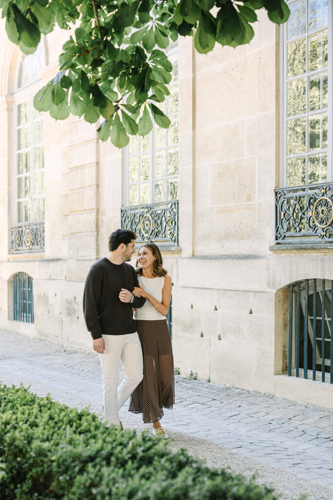 fiances walking around the musee rodin in paris