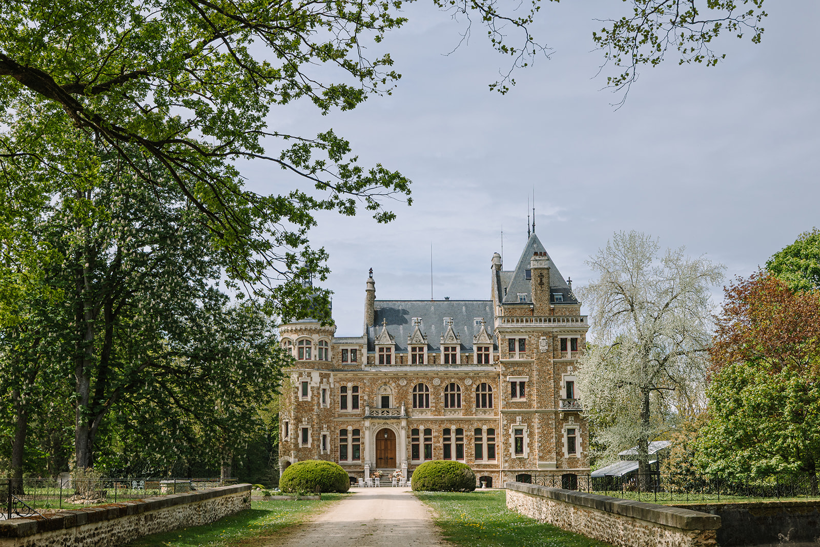 pathway leading up to Château de Méridon, Chevreuse, France