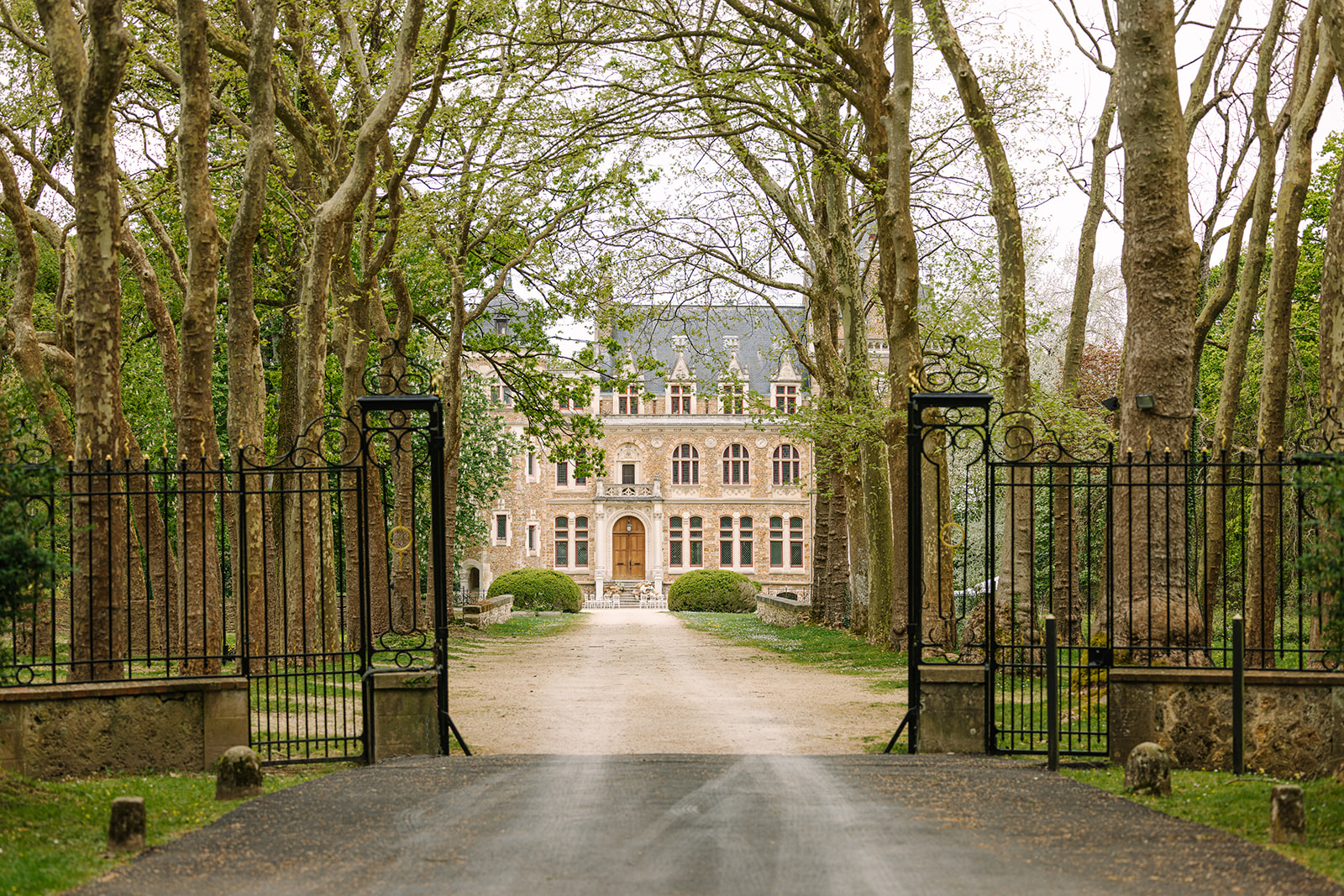 chateau de meridon driveway, wedding venue near paris